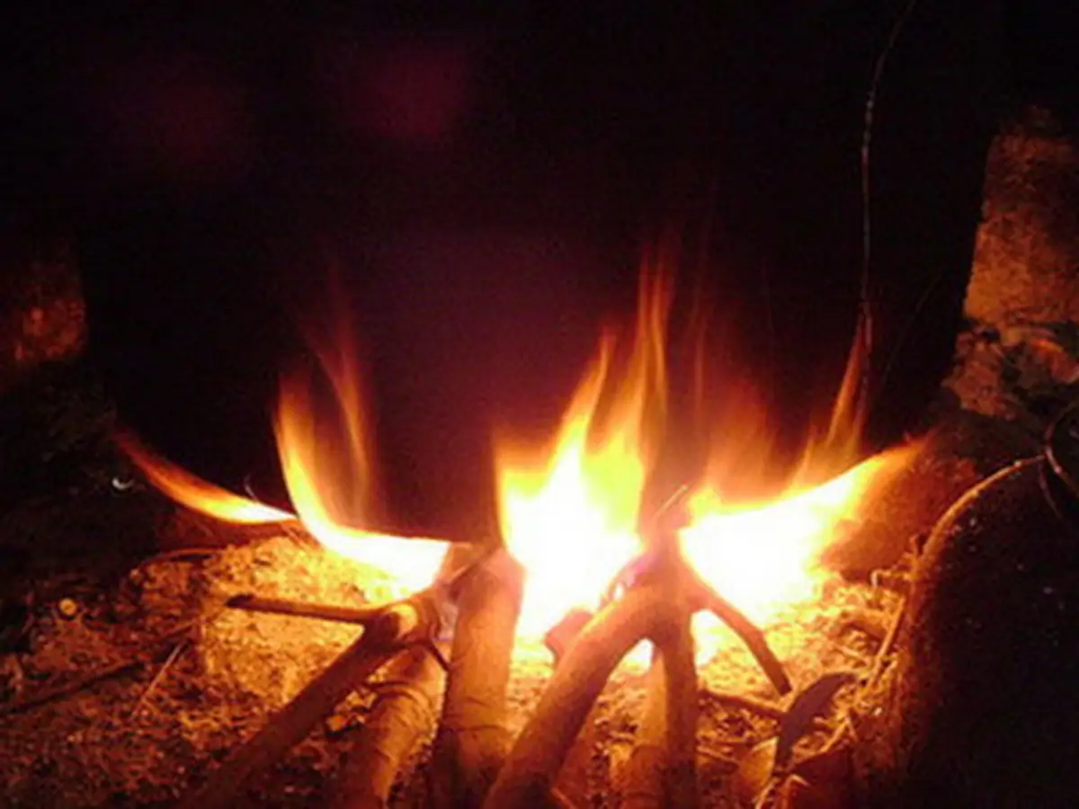 Ngọn lửa nhỏ bập bùng không gian yên tĩnh