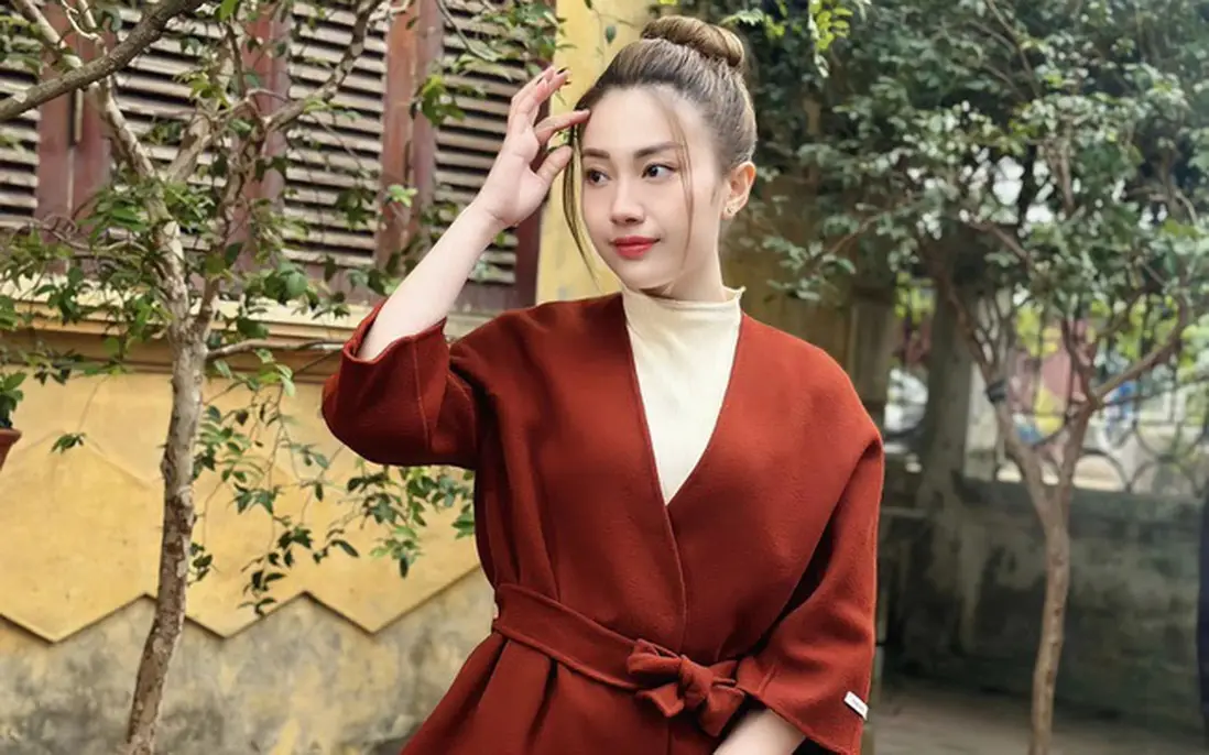 Phụ nữ suy tư giấc mơ dưới nắng ban mai