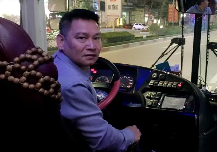 Xe khách chạy trên đường êm đềm