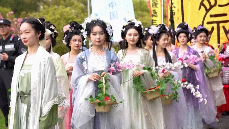 Lễ hội hoa dâu tằm ở Chiết Giang tôn vinh truyền thống dệt lụa trung hoa