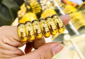 Bàn tay nhặt vàng lấp lánh trong giấc mơ.