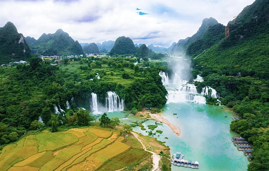 Dòng sông mênh mông, hùng vĩ, thanh bình