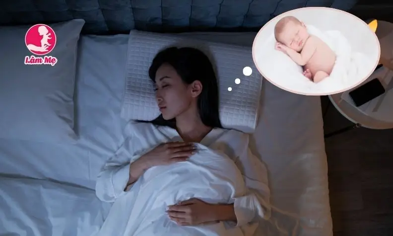 Bàn tay cầu nguyện ánh sáng ấm áp.