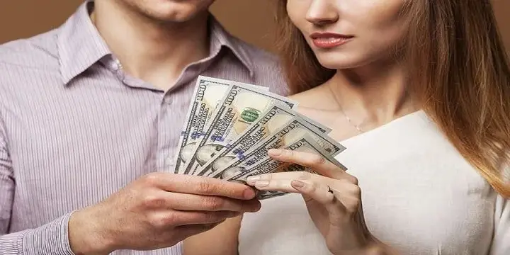 Nằm mơ thấy người đàn ông đưa tiền cho mình: Giải Mã Điềm Báo Sâu Sắc 4 Phụ nữ suy tư giấc mơ: tiền bạc, người đàn ông.