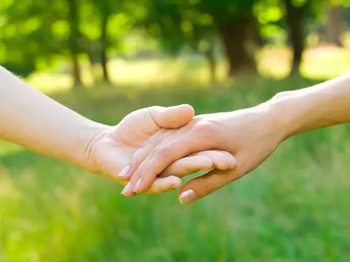 Vợ chồng nắm tay: Sẻ chia, động viên cuộc sống.