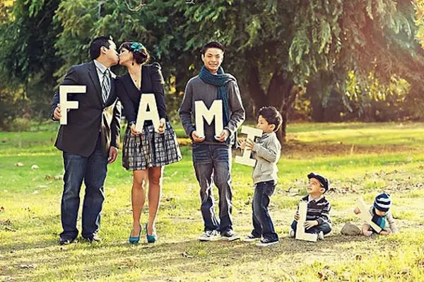 Khoảnh khắc gia đình hạnh phúc bên bé trai.