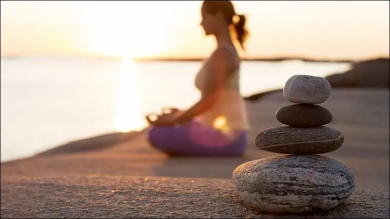 Nằm mơ thấy người đàn ông đưa tiền cho mình: Giải Mã Điềm Báo Sâu Sắc 6 Người thiền định: An tâm, Cân bằng nội tâm.