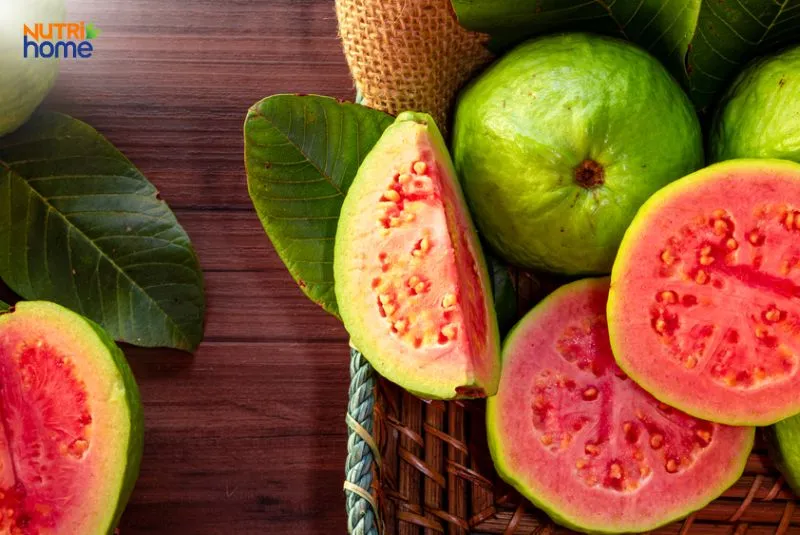 Ổi thích hợp cho người tiểu đường vì chúng có chỉ số đường huyết thấp, giàu chất xơ và vitamin C