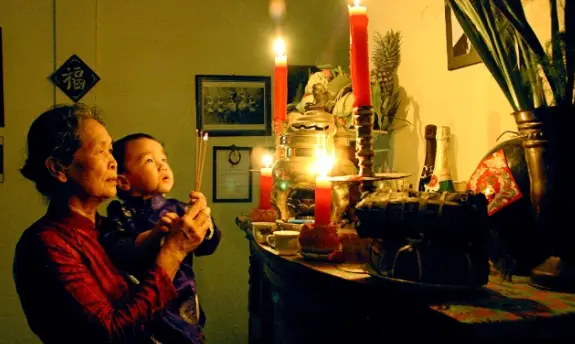 Giải Mã Giấc Mơ: Ngủ Hay Nằm Mơ Báo Điềm Gì Cho Cuộc Sống? 6 Gia đình sum vầy, thắp hương tưởng nhớ tổ tiên.