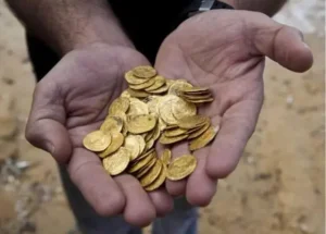 Người may mắn nhặt được tiền vàng.