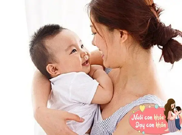 Mẹ hạnh phúc ôm con trai sơ sinh