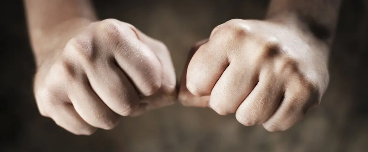 Bàn tay nắm chặt: Lo lắng, quyết tâm.