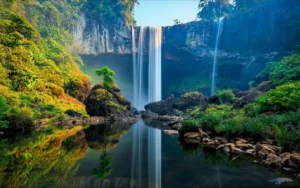 Dòng nước lớn hùng vĩ thanh bình