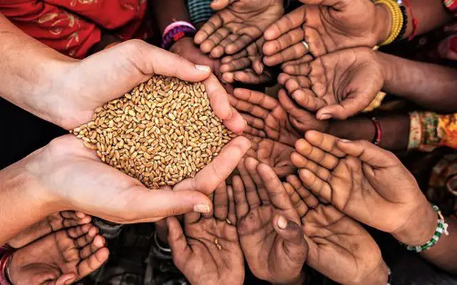 Đôi bàn tay làm việc thiện nguyện