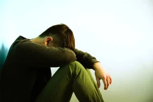 Người đàn ông lo lắng sau giấc mơ.