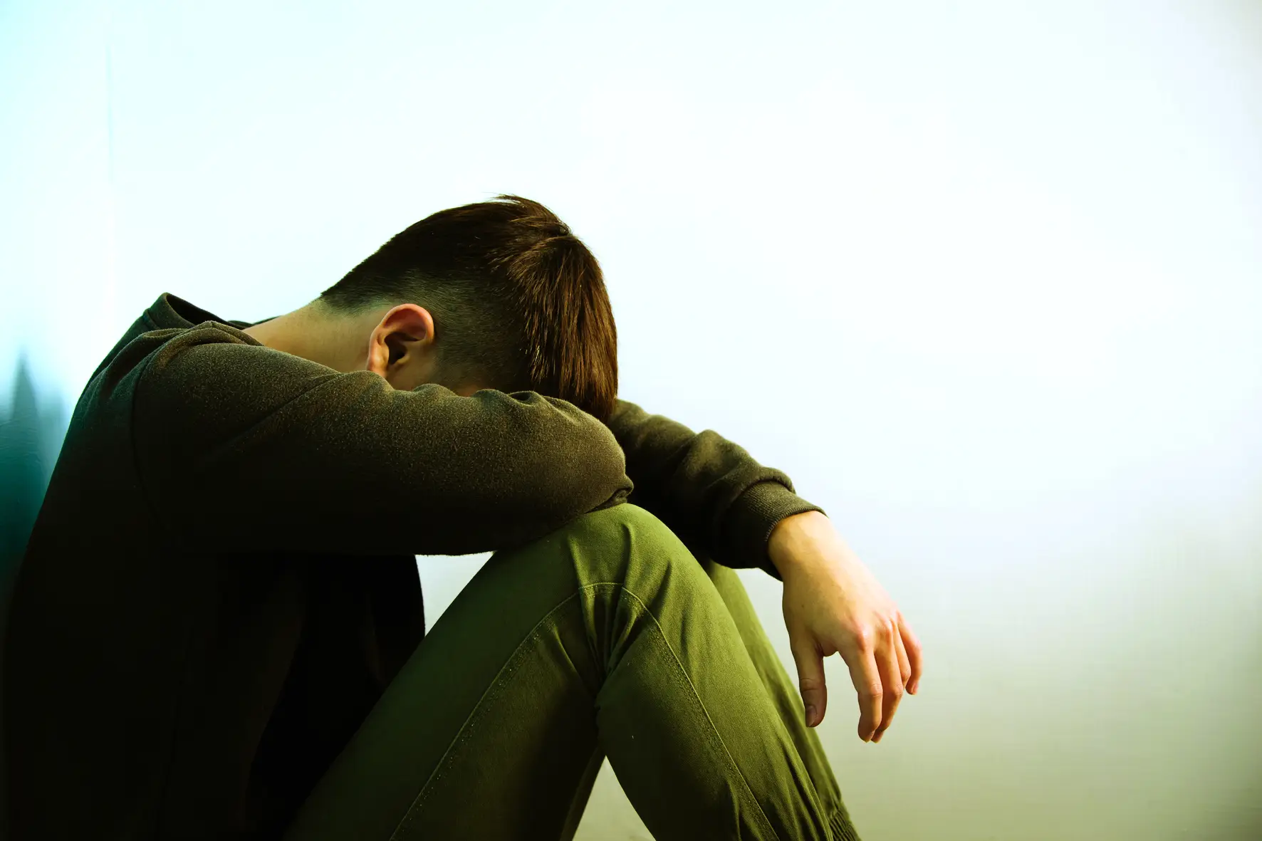 Nằm Mơ Thấy Vợ: Giải Mã Điềm Báo May Rủi Từ Thế Giới Tâm Linh 4 Người đàn ông lo lắng sau giấc mơ.