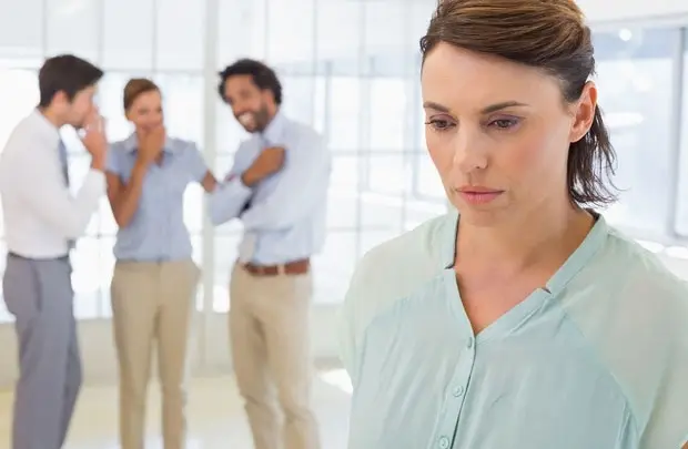 Giải Mã Nằm Mơ Thấy Mình Ngoại Tình: Điềm Báo & Hướng Hóa Giải 6 Người suy tư về các mối quan hệ.