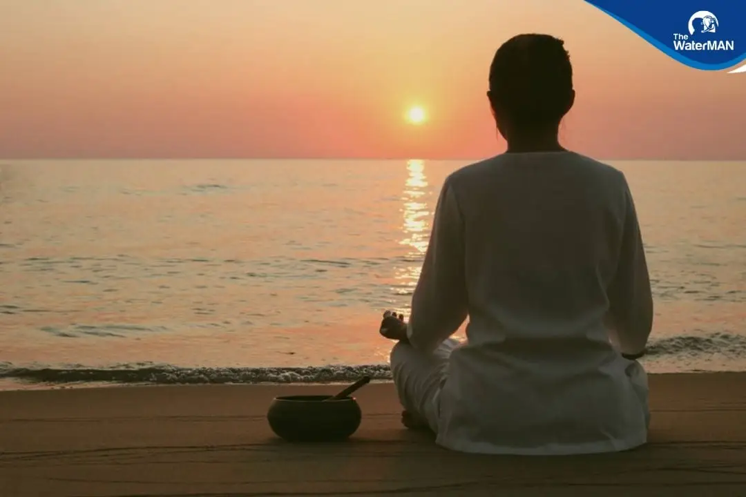 Nằm Mơ Thấy Biển: Giải Mã Điềm Báo & Hóa Giải Để Sống An Lành 4 Thiền định bên bờ biển yên bình.