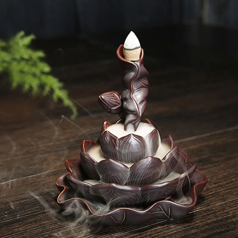 Không gian sống thanh tịnh cùng nến, trầm hương.