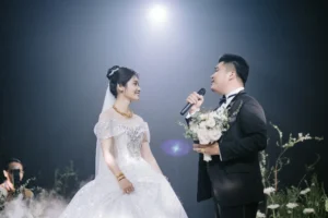 Cặp đôi hạnh phúc, đám cưới ấm cúng lung linh.