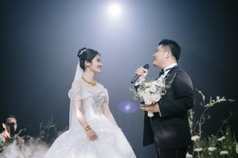 Cặp đôi hạnh phúc, đám cưới ấm cúng lung linh.