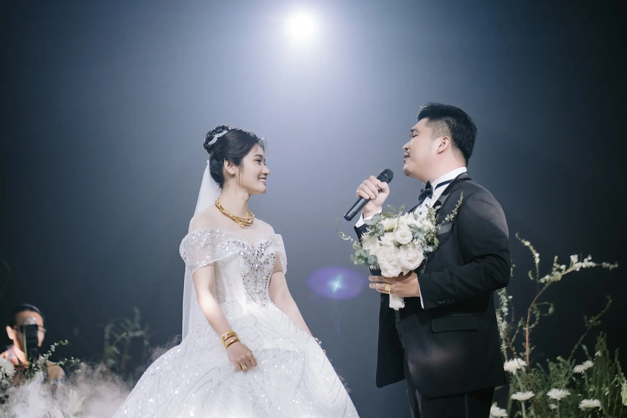 Cặp đôi hạnh phúc, đám cưới ấm cúng lung linh.