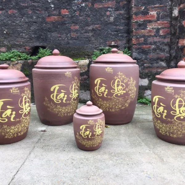 Sử dụng hũ đựng gạo và hũ muối phong thủy bằng sành sứ mang lại vẻ đẹp truyền thống và tài lộc