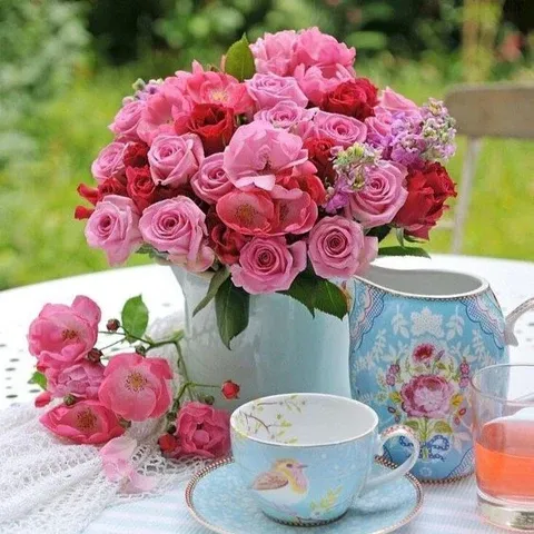 Bình hoa hồng sứ sang trọng dùng để trang trí bàn giáo viên ngày 20/11