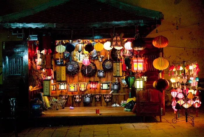 Cảnh đèn hoa đăng lung linh trên sông Hoài Hội An vào ban đêm