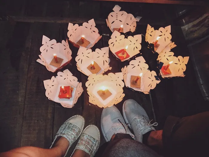 Một chiếc thuyền nhỏ chở du khách đang thả đèn hoa đăng trên sông Hoài vào buổi tối