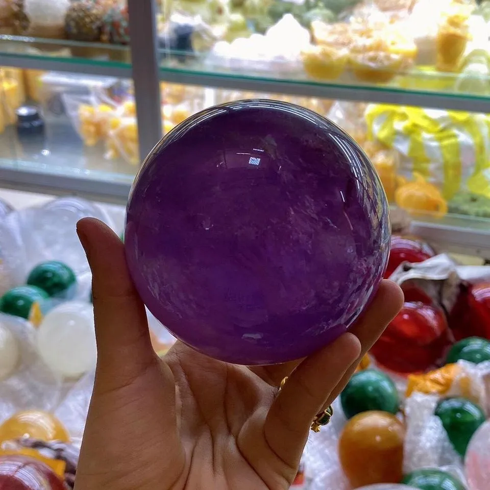 Bi cầu đá thạch anh tím có công dụng gì khi đặt trong phòng khách