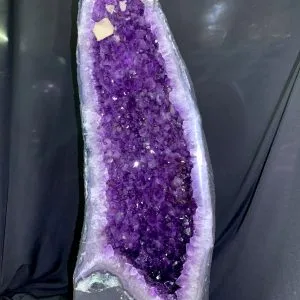 Hốc thạch anh tím lớn với tinh thể lấp lánh