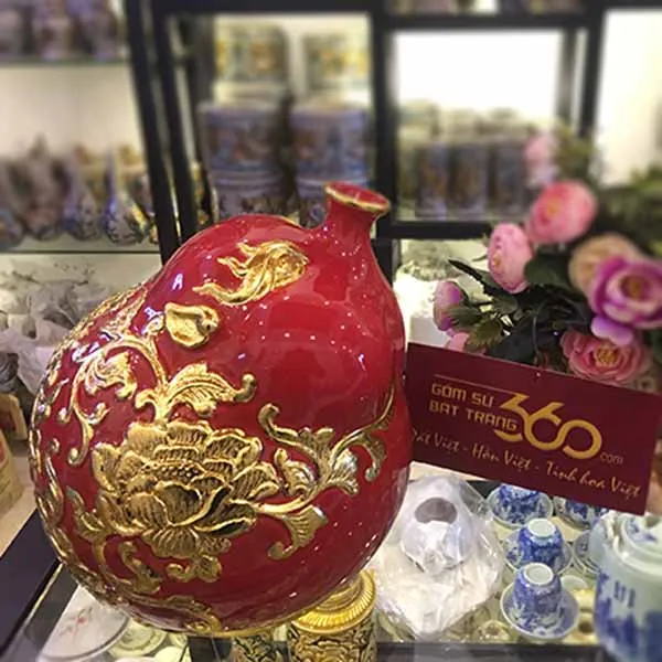 Bình hút tài lộc dáng heo nền đỏ dát vàng hoa phù dung