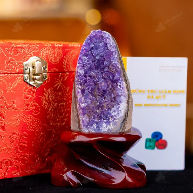 Động thạch anh tím