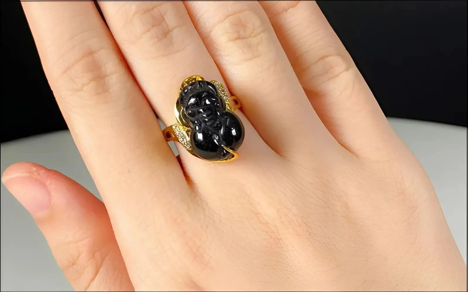 ngón giữa: Được xem là trung tâm của bàn tay, nơi tụ tài, hội tụ năng lượng, giúp giữ tiền bạc và ổn định cuộc sống