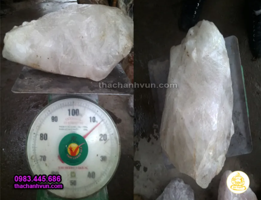 Viên đá được cân lên và nhân với giá bán của 1kg