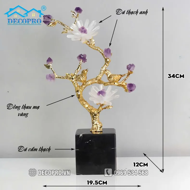 Cận cảnh chi tiết hoa đá thạch anh tím và trắng trên cây đồng vàng