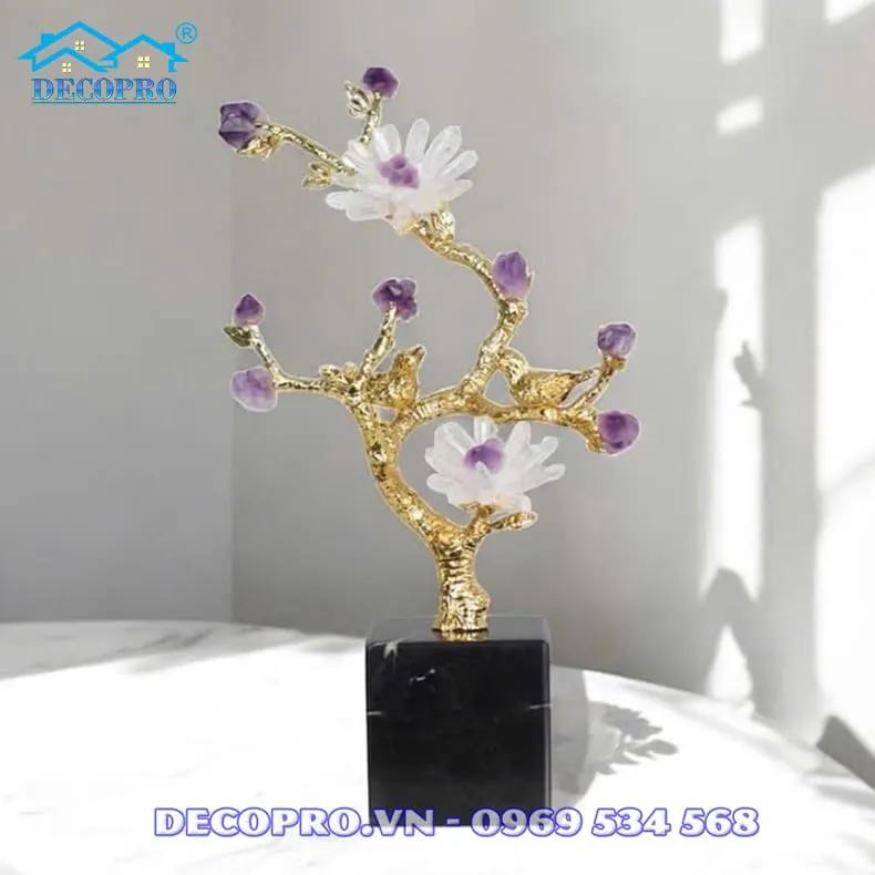 Cây hoa đá thạch anh được đặt trên bàn làm việc, tạo điểm nhấn sang trọng