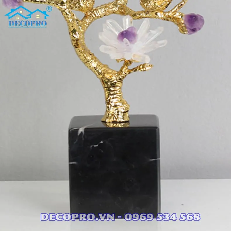 Cây hoa đá thạch anh được trưng bày trong không gian phòng khách