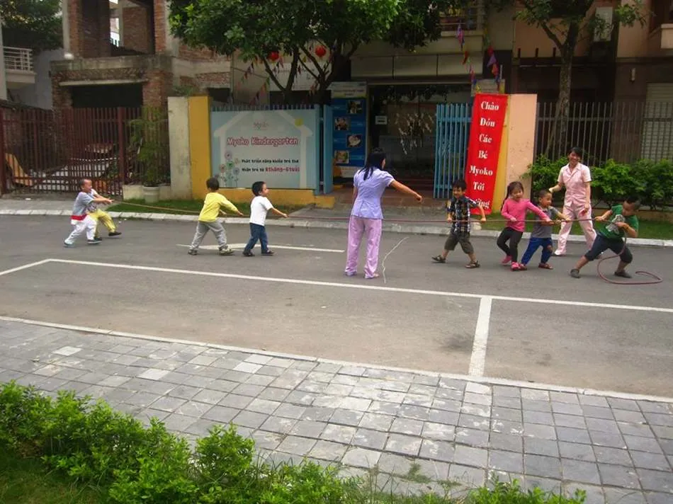 Hình ảnh một đội kéo co đang thi đấu trong lễ hội