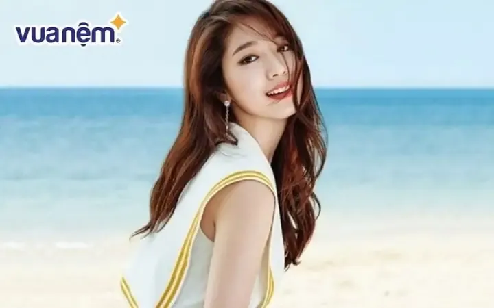 Cảnh một bé gái thông minh đang chăm chỉ học tập với niềm vui