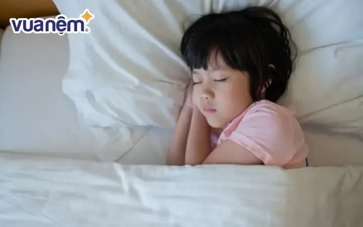 Giấc ngủ bình yên của bé gái tượng trưng cho sự an lành và hạnh phúc