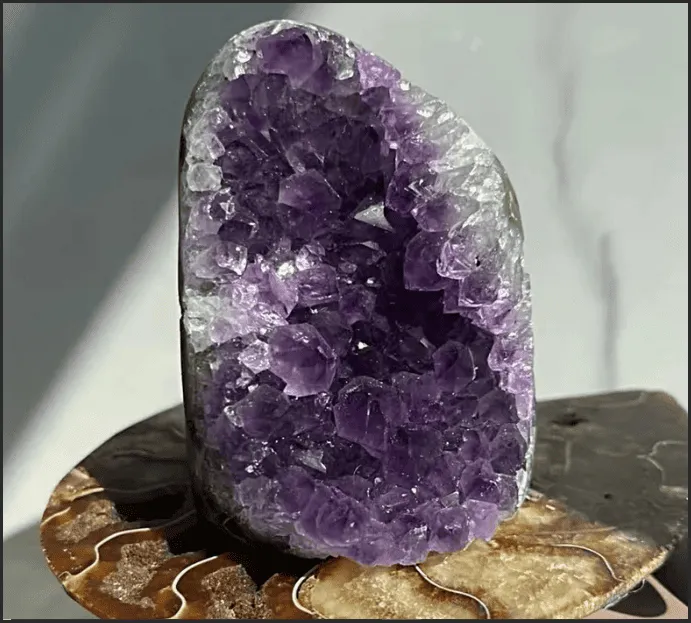 Cụm tinh thể Thạch Anh Tím đặt ở nơi làm việc