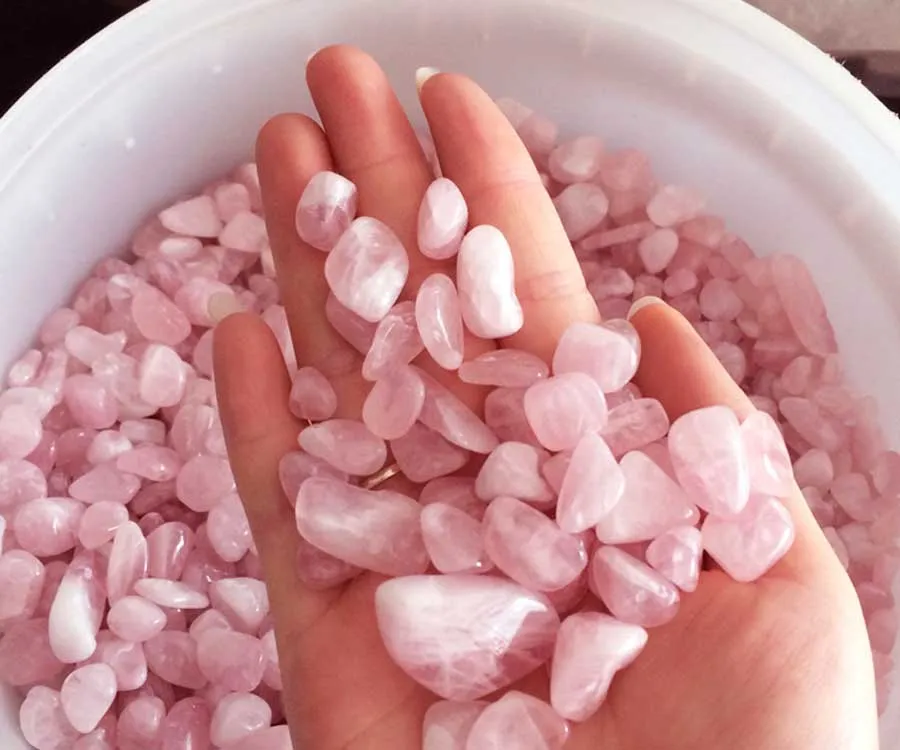 Đá thạch anh hồng vụn phong thủy dùng để rải nền nhà