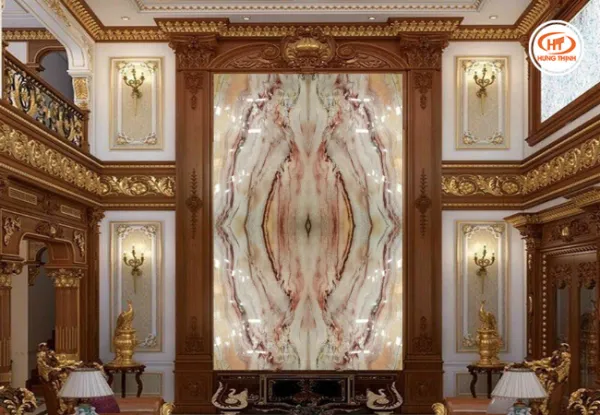 Mẫu tranh Đá Thạch Anh ốp thông tầng không chỉ mang lại giá trị thẩm mỹ cao mà còn mang ý nghĩa phong thủy, thu hút may mắn tài lộc cho gia chủ