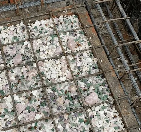 Rải đá thạch anh xuống nền nhà giúp trấn trạch, tránh tà