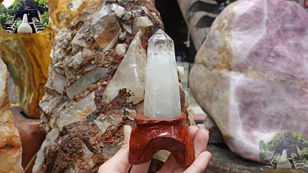 Trụ đá thạch anh trắng trong suốt giúp tập trung thiền định