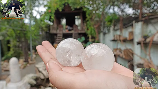 Cặp bi lăn tay thạch anh trắng giúp bảo vệ sức khỏe