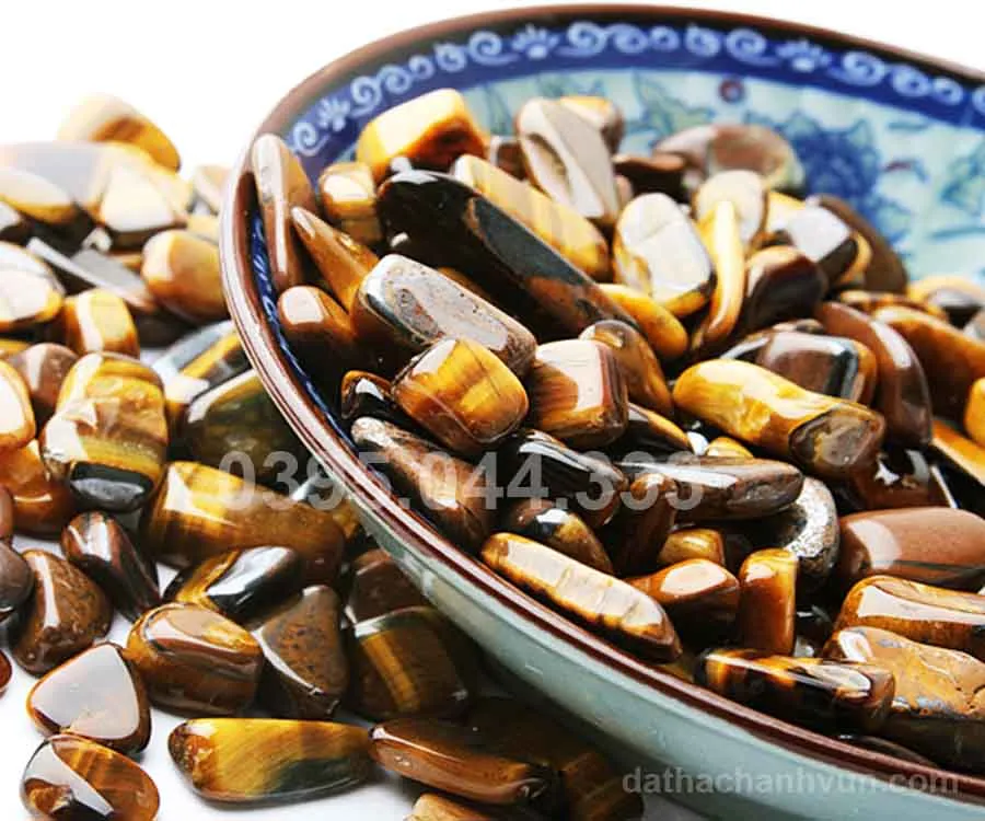 da-thach-anh-vang-dung-de-trai-xuong-mong-nen-nha