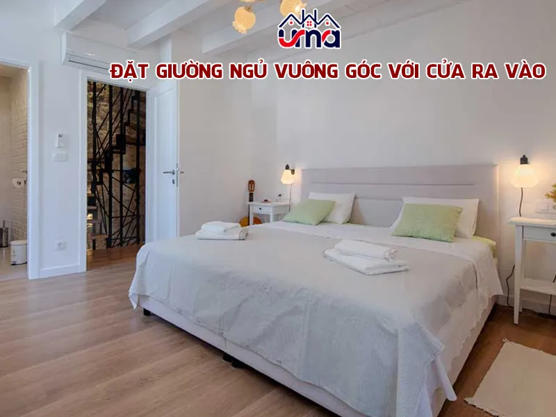 Đặt đầu giường vuông góc với cửa ra vào để đảm bảo sự riêng tư